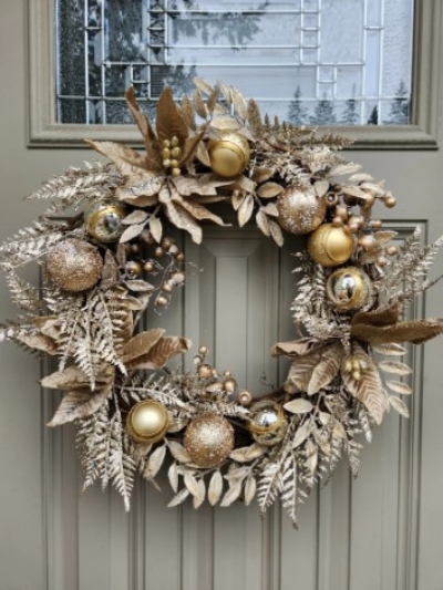 gold-ornament-christmas-wreath-gold