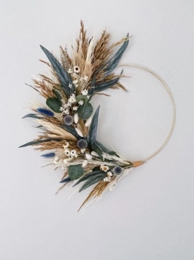 neutral-grasses-wreath-with-blue-and.white