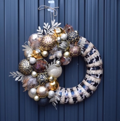 unique-christmas-bauble-door-wreath-hand.