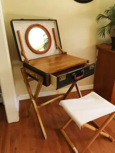 a-creative-mini-makeup-table-of-a-vintage-suitcase