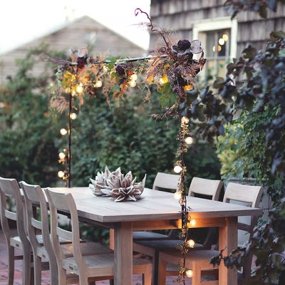 outdoor-dining-space-frame-lights