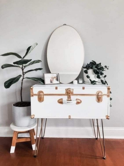 pretty-console-table-of-a-beautiful-white-vintage-suitcase-with-gold-detailing