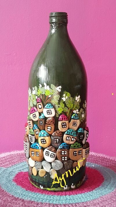 upcycleglassbottlewithpebbleartpaintedrockhouses