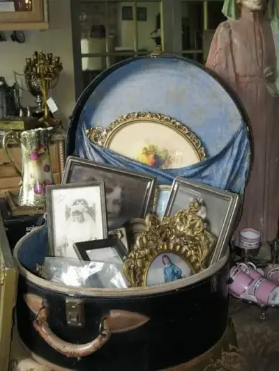 vintage-round-suitcase-filled-with-vintage-photos