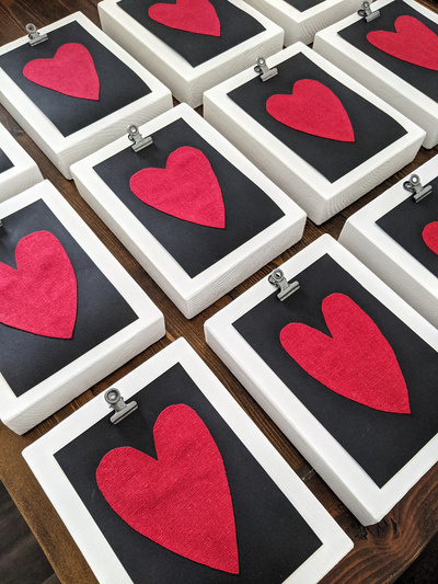 wooden-clip-frames-with-heart-cards