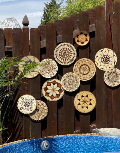 DIY-outdoor-art-for-your-fence