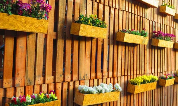 fence-planter-boxes-diy-on-wood-fence
