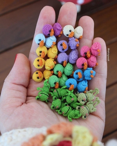 tiny-crochet-ducks-and-frogs-in-colorful-amigurumi-thread