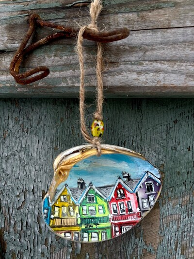 Colorful-houses-painted-in-oil-on-repurposed-seashell