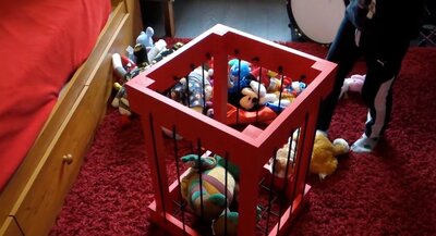 DIY-Corner-Cage-for-stuffed-animal-toy-storage