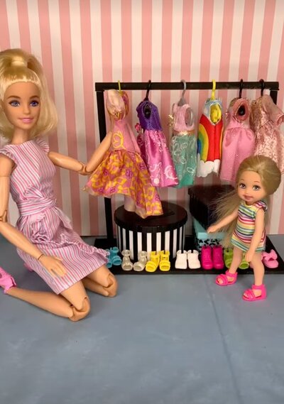 Easy-Doll-Clothing-Rack-made-with-things-around-the-house