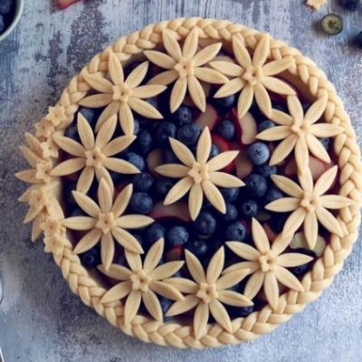 Pie Crust Design with Flowers