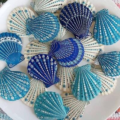 Stunning-Scallop-Shell-With-Blue-and-White-Painting