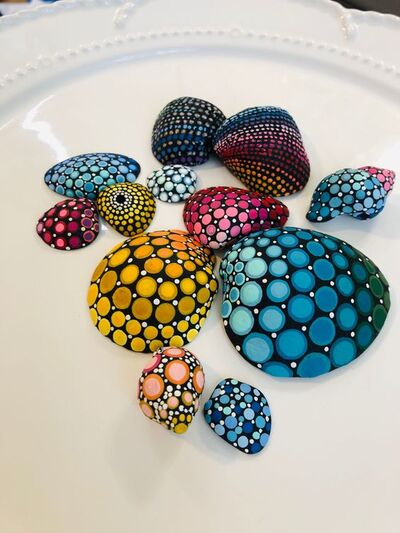 Vibrant-Seashell-Dot-Pattern