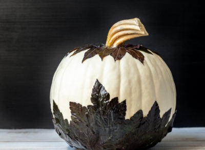 decorating-white-pumpkins-with-leaves