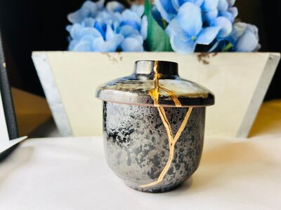 Charcoal-Kintsugi-sugar-vase