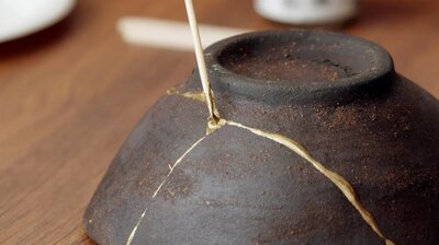 Kintsugi-art-on-a-broken-bowl