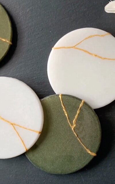 Making-resin-coaster-using-the-Kintsugi-technique