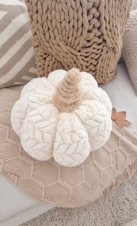 DIY pumpkin pillow for hygge decor