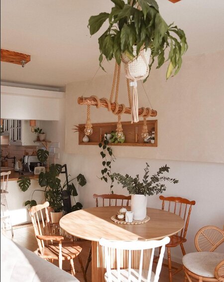 Natural-elements-in-a-dining-area