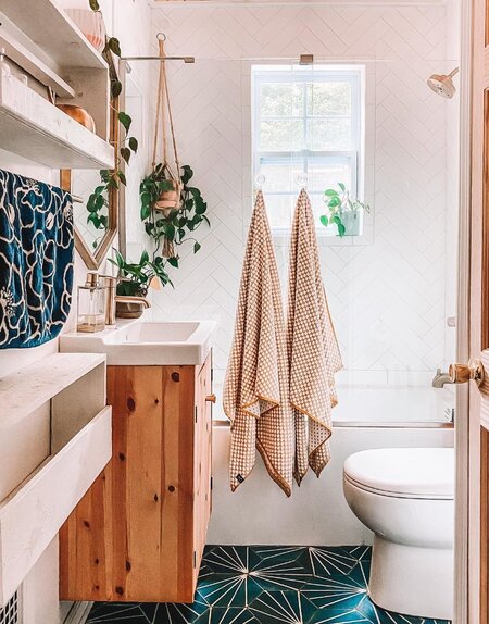 Suspended plants and towels in a bathroom