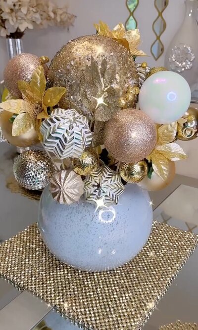 Christmas-Vase-Decoration-with-ornaments-diy