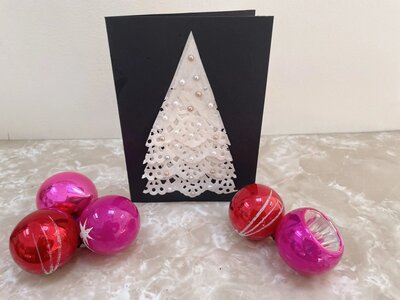 DIY-Pearl-Doily-Christmas-Tree-Card