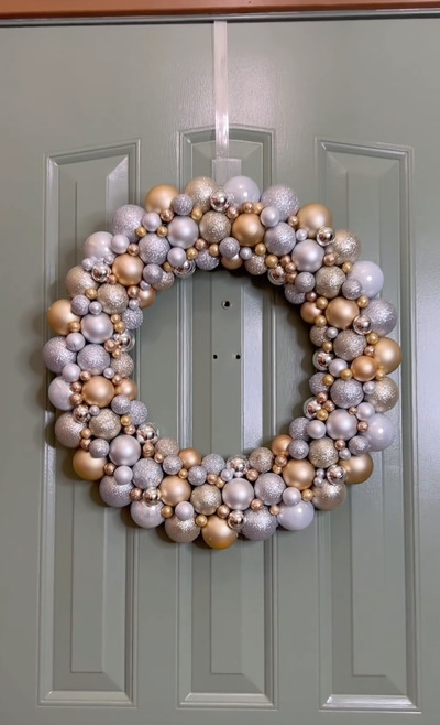 DIY-dollar-tree-ornaments-wreath