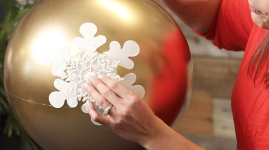 DIY-giant-Christmas-balls