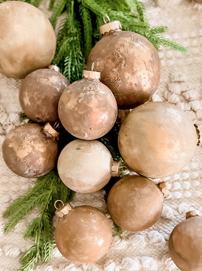 How-do-you-add-a-rustic-finish-to-your-Farmhouse-Christmas-decorations