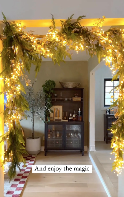 farmhouse-living-room-garland-viral-with-shower-curtain-rod