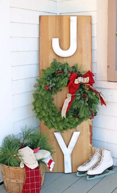 natural-wreath-joy-sign
