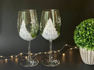 Christmas-Tree-Painted-Glasses