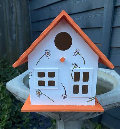 Daisy-painted-birdhouse-idea