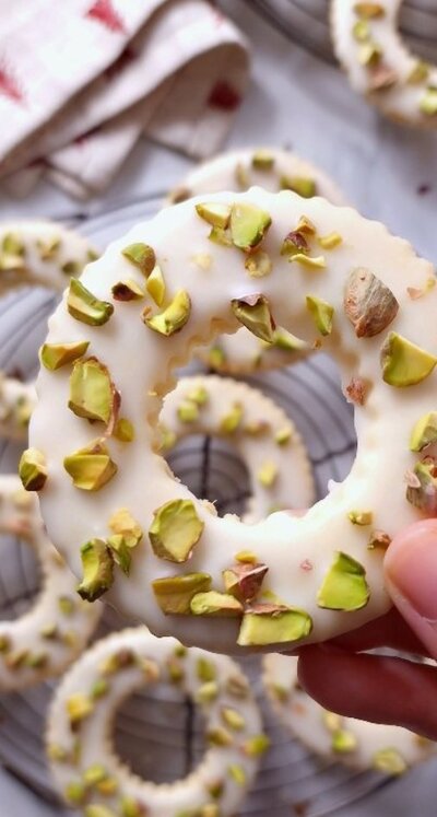 Lemon-icing-and-pistachios-Cookies