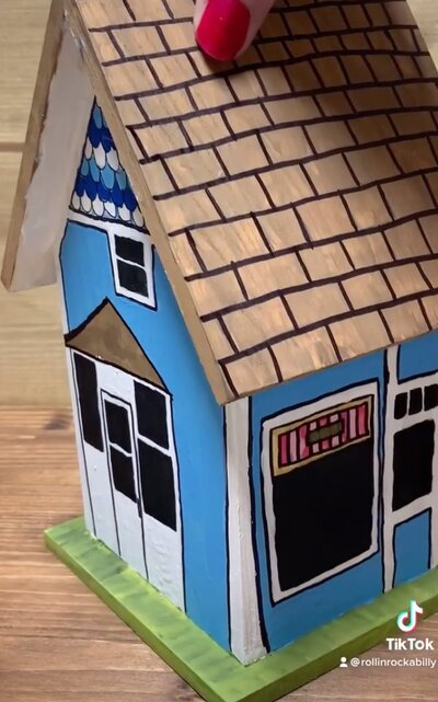 Paint-the-birdhouse-like-your-own-house