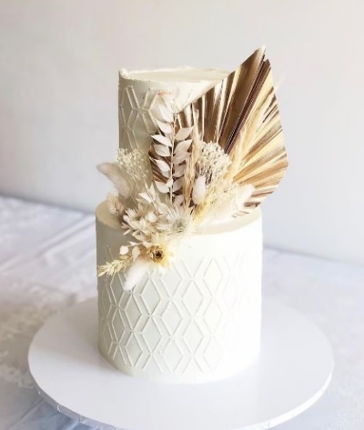 gold-white-dried-spear-palm-flower-cake