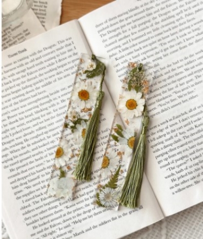 white-daisy-wildflower-resin-bookmark
