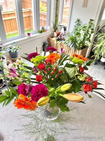 diy-glass-vase-diy-flower-vase-with-bright-flowers-arrangement