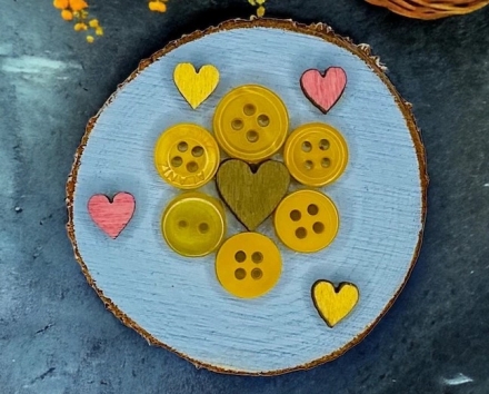 Blooming beauty on wood slices