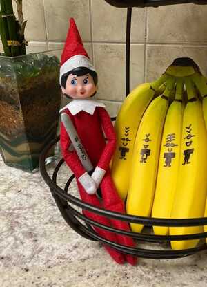 Elf-Drawing-Minions-on-Bananas