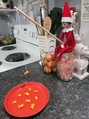 Elf-Gone-Fishing-with-Goldfish-Crackers