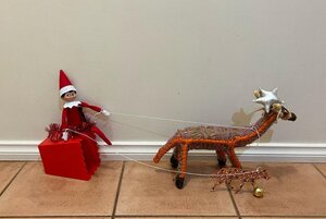 Elf-sets-up-his-sleigh