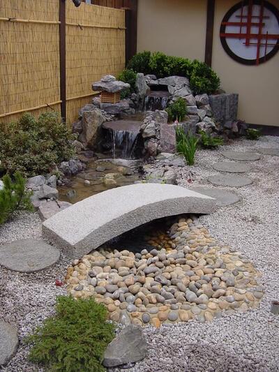 Stone-Bridge-Japanese-Stream-in-Courtyard