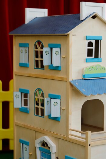 handcrafted-dollhouse