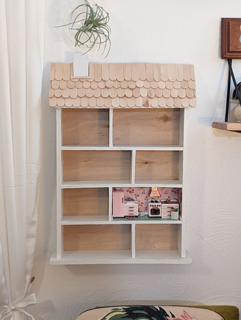 smallwallhangingdollhousekitchenandroof