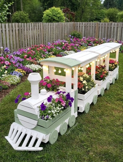 make-repurposed-pallet-train-flower-planter-box