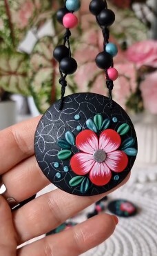 Elegant black pendant