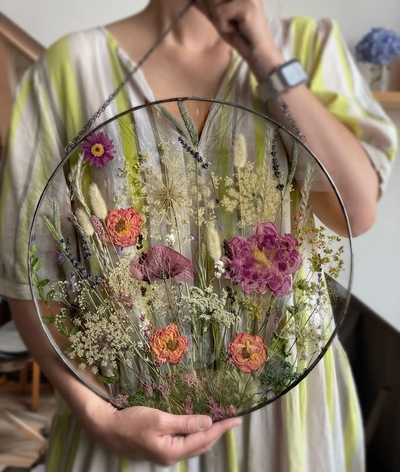 dried-flowers-in-a-frame