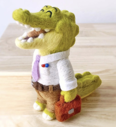 needle-felting-Alligator-going-to-work